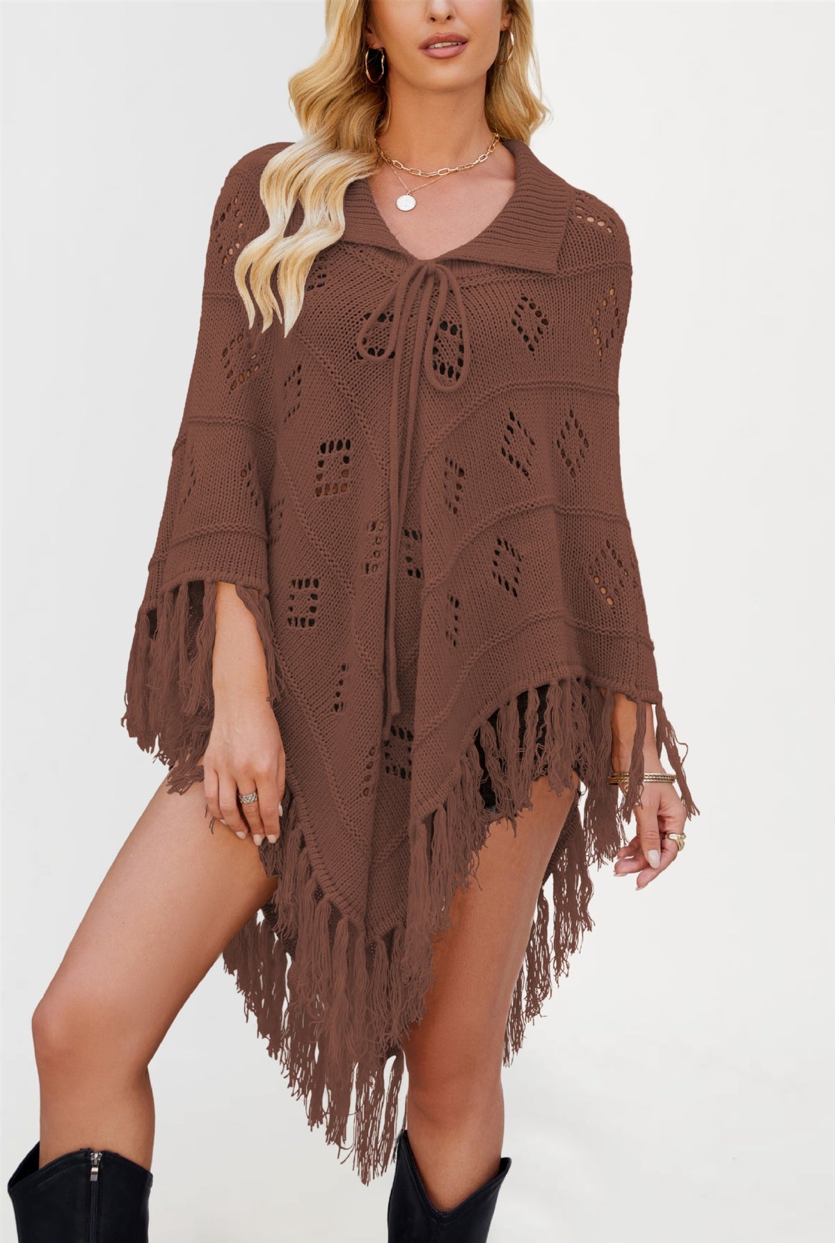 Elina – Stickad Poncho med Fransar